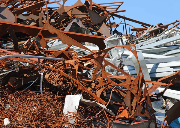 Molti Rottami Ferrosi Arrugginiti Una Discarica Controllata Una Fonderia — Foto Stock