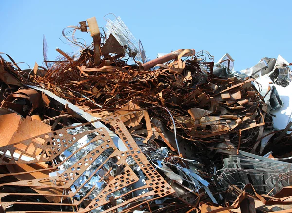 Σωρός Από Πολλά Σκουριασμένα Απορρίμματα Σιδήρου Ελεγχόμενη Χωματερή Χυτηρίου — Φωτογραφία Αρχείου
