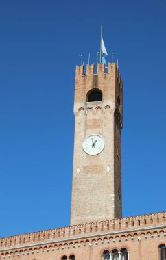 Kuzey İtalya 'daki Treviso City' nin ana meydanında büyük saatli Eski Vatandaş Kulesi