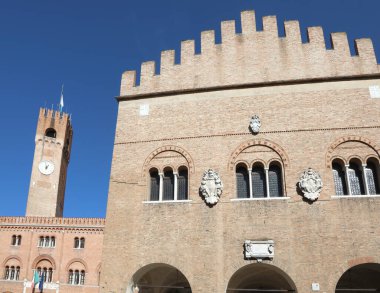 Palazzo dei Trecento ve Kuzey İtalya 'daki Treviso City' nin ana meydanında saatli Eski Vatandaş Kulesi adında bir saray.