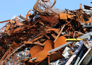 Bir dökümhanenin kontrollü çöplüğünde bir sürü paslı demir döküntüsü.