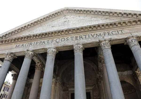 Oude Tempel Pantheon Met Zuilen Van Onderen Gezien Latijnse Inscriptie — Stockfoto