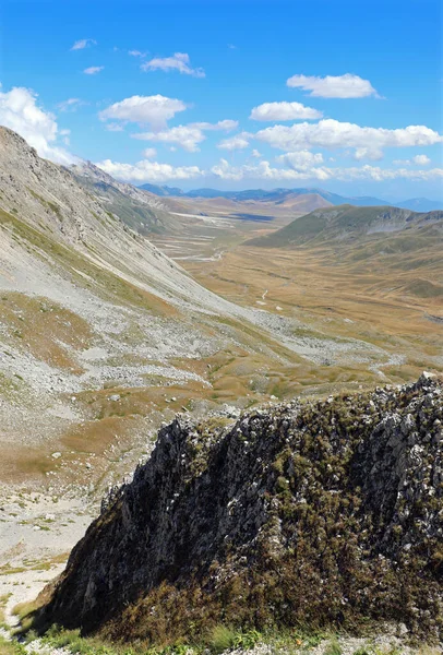 意大利中部阿布鲁佐地区名为Campo Imperatore的广阔山谷的阿彭纳尼山脉全景 在那里拍摄了许多西方电影场景 — 图库照片