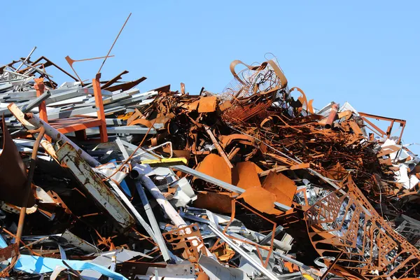 Hög Med Många Rostiga Järnbitar Återvinningscentralen För Återvinning Metallmaterial För — Stockfoto