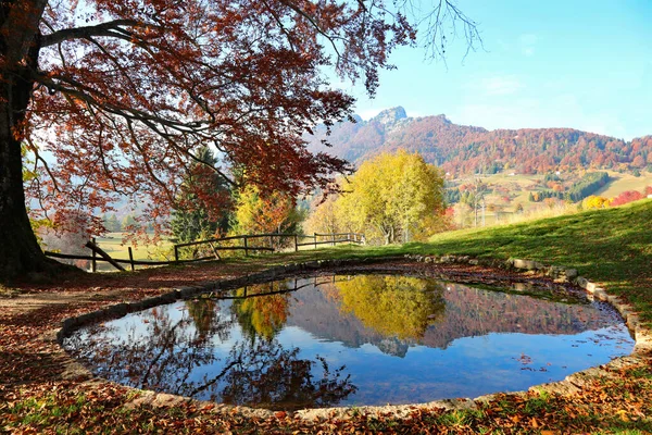 Hermoso Lago Alpino Con Fondo Alta Montaña Otoño Sin Personas —  Fotos de Stock