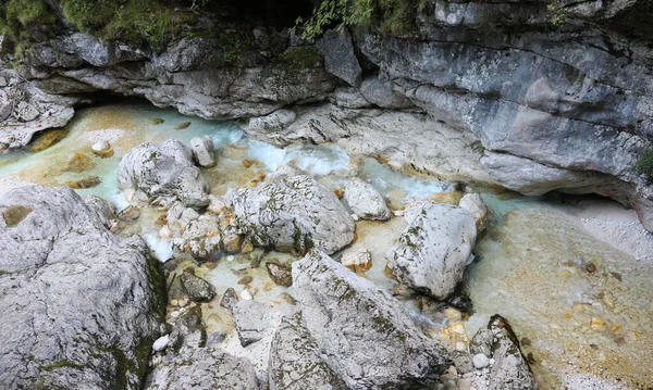Agua Manantial Que Fluye Entre Las Rocas Del Arroyo —  Fotos de Stock