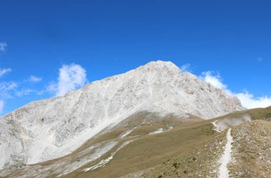 İtalya Apeninlerinin kayalık büyük dağı Orta İtalya 'nın Abruzzo bölgesinde Gran Sasso olarak adlandırılır.