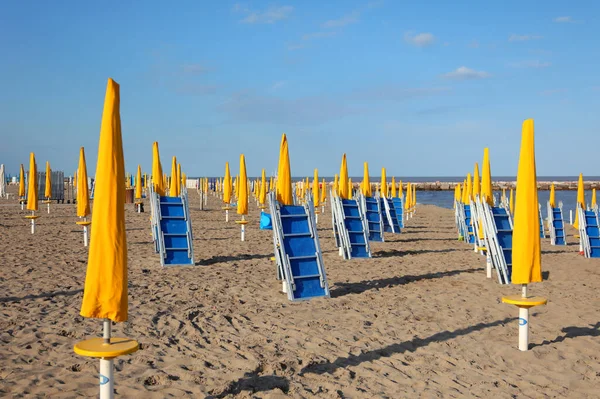Gesloten Parasols Ligstoelen Zonder Mensen Het Brede Strand Tijdens Het — Stockfoto