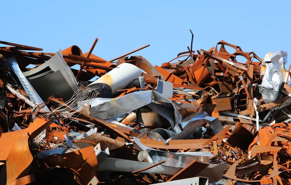 Bir Dökümhanenin Kontrollü Çöplüğünde Bir Sürü Paslı Demir Döküntüsü — Stok fotoğraf