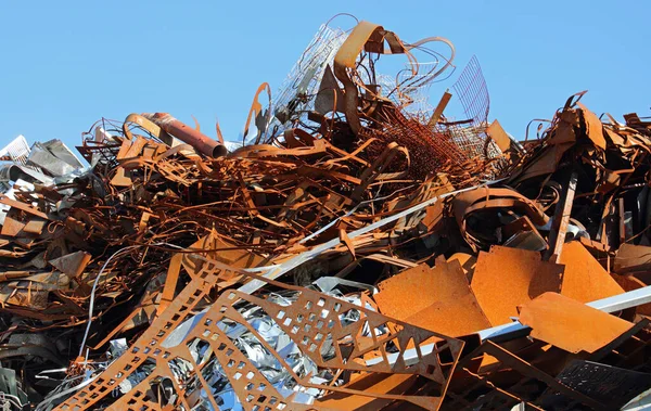 Mucchio Molti Rottami Ferrosi Arrugginiti Una Discarica Una Fonderia — Foto Stock