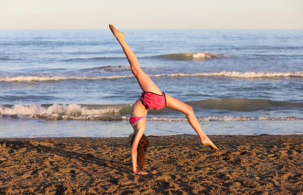 Athletic Girl Performs Gymnastic Exercises Beach Sea Summer Somersault Legs — 图库照片