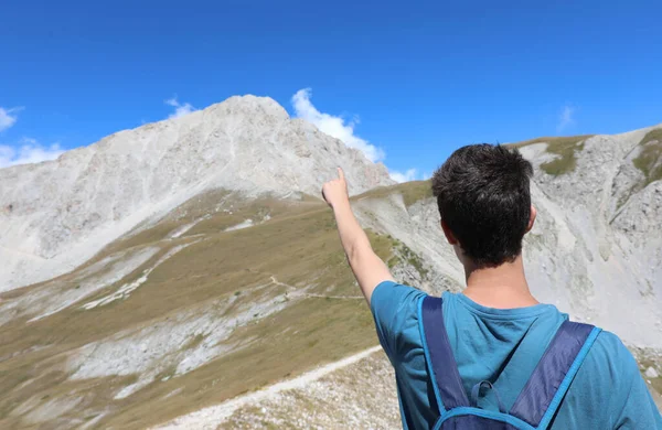 Mladý Chlapec Ukazuje Vysokou Horu Gran Sasso Regionu Abruzzo Střední — Stock fotografie