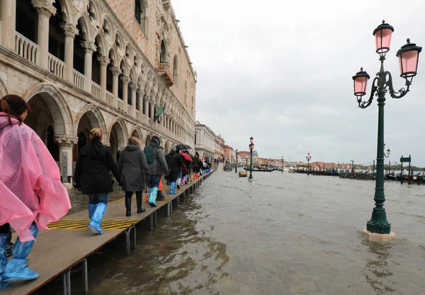 Lidé Chodnících Před Vévodským Palácem Během Přílivu Italském Ostrově Benátky — Stock fotografie