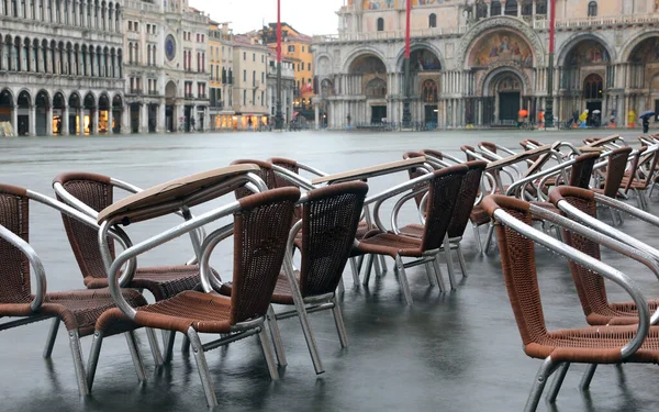 Mnoho Židlí Kavárny Alfresco Náměstí Svatého Marka Během Přílivu Benátkách — Stock fotografie