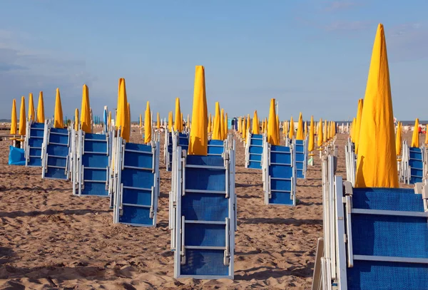 Yellow Closed Umbrellas Blue Sun Beds People Desert Beach Lockdown — Stock Photo, Image