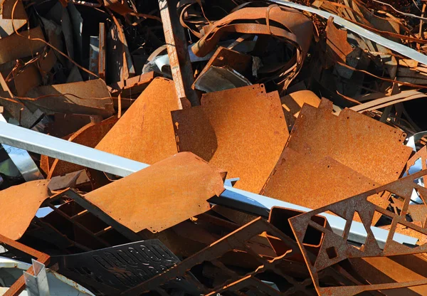Kullanılan Malzemelerin Geri Dönüşümü Için Bir Çöp Sahasından Paslanmış Demir — Stok fotoğraf