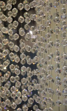 Aralarına beyaz elmaslar dizilmiş.