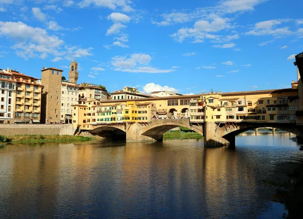 イタリアのフィレンツェ市とアルノ川にあるポンテ ヴェッキオ橋という古い橋 — ストック写真