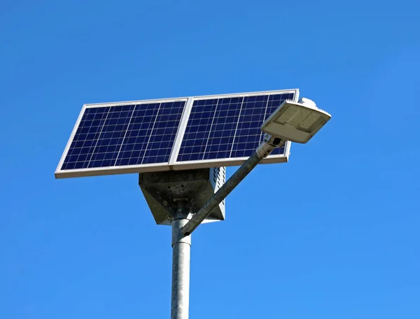 Gran Panel Fotovoltaico Para Alimentación Una Farola Que Genera Contaminación — Foto de Stock