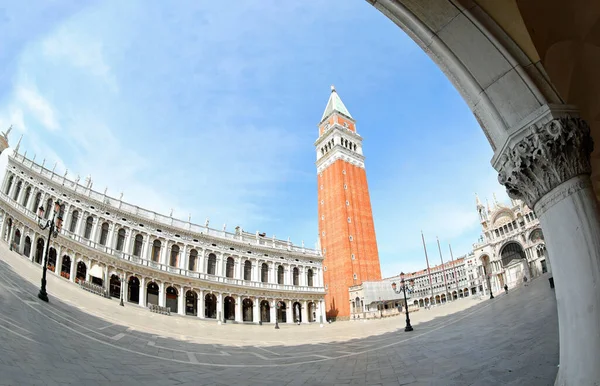 Klokkentoren Van Saint Mark Venetië Italië Met Weinig Mensen Tijdens — Stockfoto