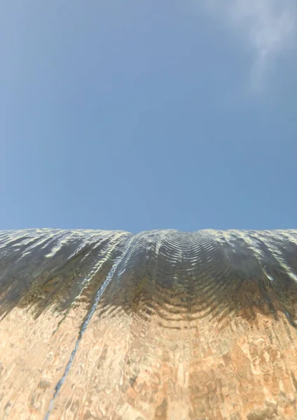 Каскадом Пресной Воды Спускающейся Сверху Фоне Голубого Неба — стоковое фото