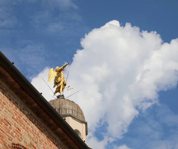 Ángel Oro Sobre Cúpula Del Campanario Ciudad Udine Norte Italia — Foto de Stock