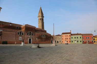 Kilisede ve İtalya 'da Venedik yakınlarındaki Burano Adası' nda ıssız bir meydanda.