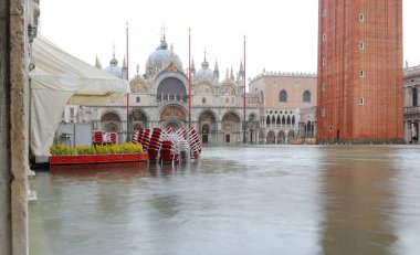 San Marco Meydanı 'nın suları tamamen deniz ve kışın Venedik bazilikası tarafından sular altında kalmıştır.