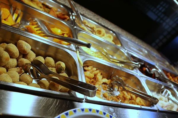 Çin Tipik Yemekleri Paslanmaz Çelik Tepsilerin Içindeki Kantinde — Stok fotoğraf