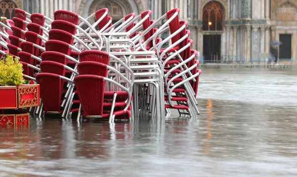 Piros Székek Alfresco Kávézó Piazza San Marco Teljesen Elárasztotta Dagály — Stock Fotó