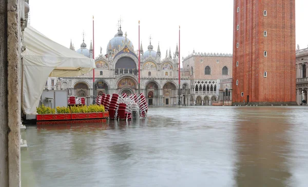 Vysoký Příliv Piazza San Marco Zcela Ponořen Moře Benátky Bazilika — Stock fotografie