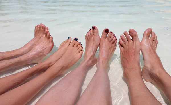 Oito Pés Uma Família Quatro Enquanto Relaxa Meio Água Verão — Fotografia de Stock