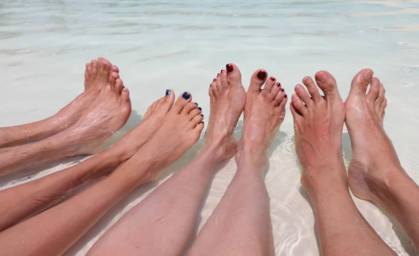 Ocho Pies Una Familia Cuatro Mientras Relaja Medio Del Agua — Foto de Stock