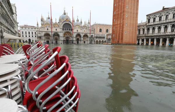 Röda Stolar Alfresco Caféet Markusplatsen Översvämmas Helt Högvatten Venedig — Stockfoto