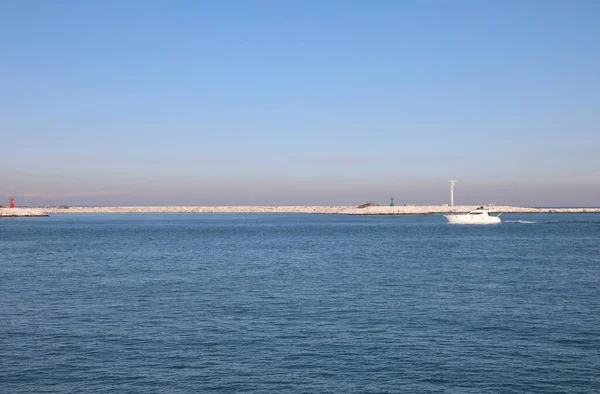 Boot Het Midden Van Zee Een Lange Beschermende Dam Bij — Stockfoto