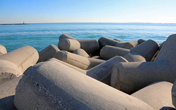 Grandi Frangiflutti Cemento Proteggere Spiaggia Sbalzi Tempesta Mare — Foto Stock
