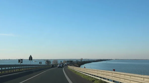 ソトマリーナとチオッジャの街とイタリアの両側の海につながる長い道路 — ストック写真