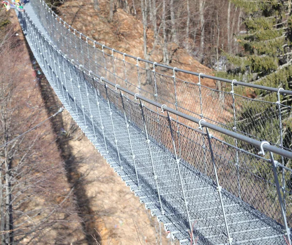 Ponte Sospeso Lungo Chiamato Ponte Tibetano Realizzato Con Robusti Cavi — Foto Stock