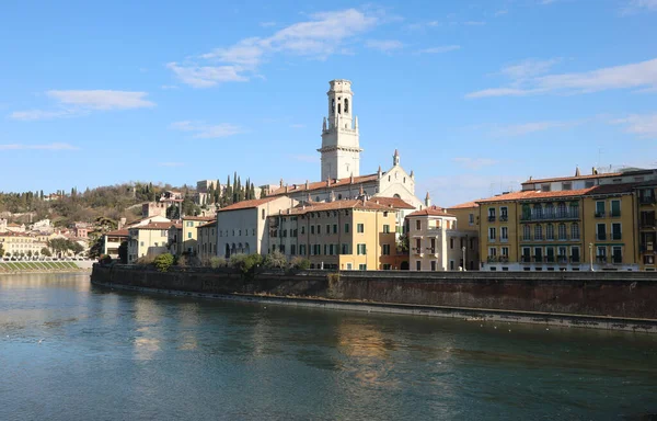 Die Etsch Und Der Glockenturm Des Doms Von Verona Italien — Stockfoto