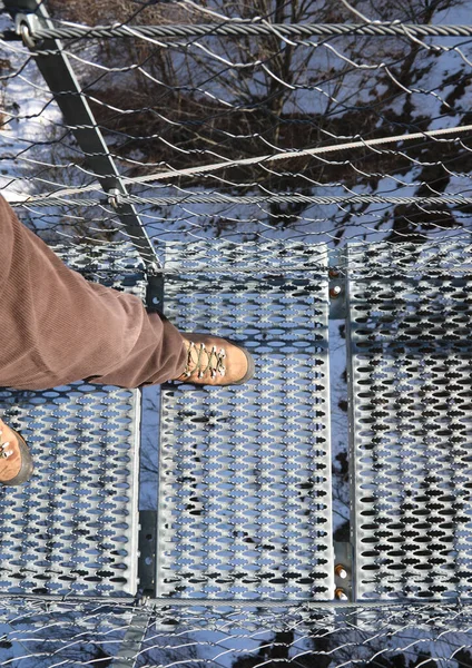 Voet Van Dappere Wandelaar Tijdens Het Lopen Hangbrug Leegte Bergen — Stockfoto