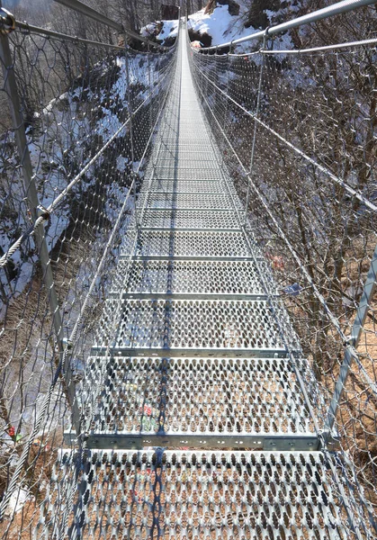 Long Suspension Bridge Stainless Steel People Mountain Winter Season — Stock Photo, Image