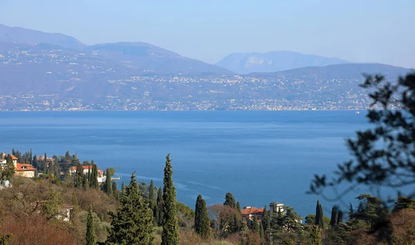 加尔达湖全景 山脉到达意大利北部威尼托地区海岸 — 图库照片
