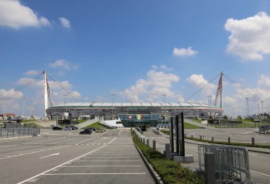 Torino, TO, İtalya - 26 Ağustos 2015: Piedmont Bölgesi 'nde insanlar olmadan Juventus Stadyumu' nun önünde geniş park yeri