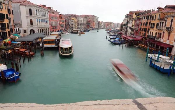 Vaporettoe Balsas Viajando Rápido Grande Canal Veneza Com Técnica Longa — Fotografia de Stock