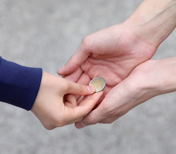 Manos Del Pobre Hombre Aceptando Limosna Una Moneda Una Joven — Foto de Stock