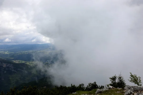 夏の湿度と熱の逆転によって平野から山に向かってくる雲霧と霧 — ストック写真