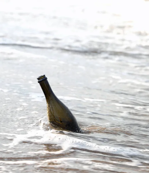 Послание Бутылке Пляже Море Летом — стоковое фото