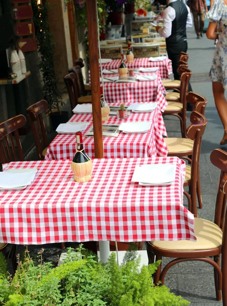 Stoły Krzesła Czerwono Białymi Obrusami Restauracji Świeżym Powietrzu Bez Klientów — Zdjęcie stockowe