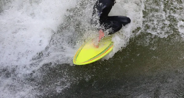 Ung Idrottsman Surfa Med Surfbräda Floden Staden München Tyskland — Stockfoto