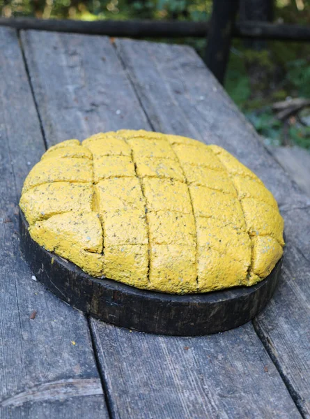 テーブルと大きな黄色のポレンタ黄色のトウモロコシの粉で作られ 遅い火で水で調理北イタリアからの典型的な料理 — ストック写真